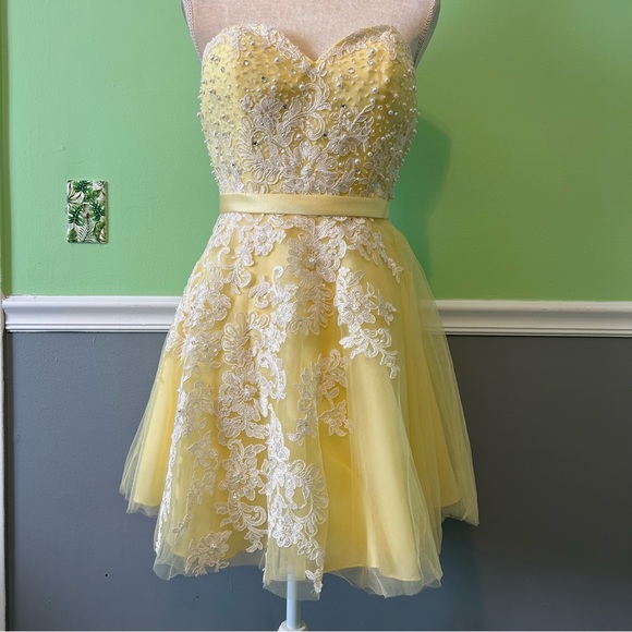 Alyce Short yellow corset style prom Ho/Co dress size 2 - Picture 6 of 14